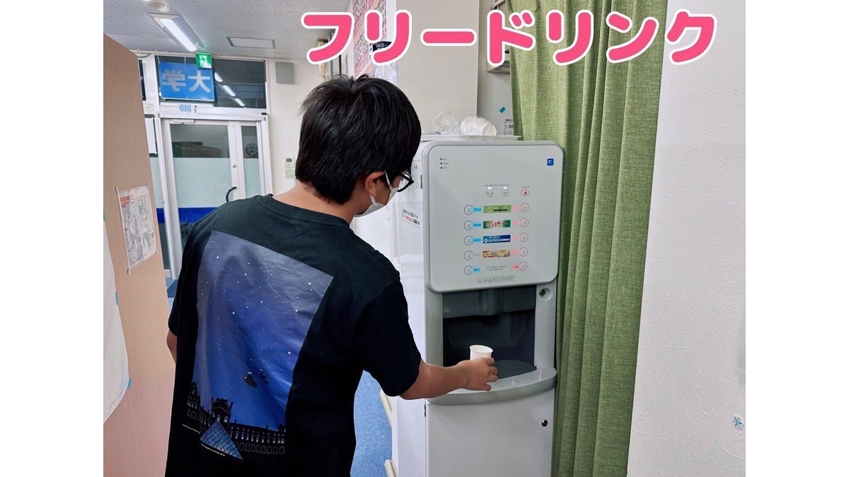 天白鴻の巣校 勉強の間に休憩できるフリードリンクコーナーがあります