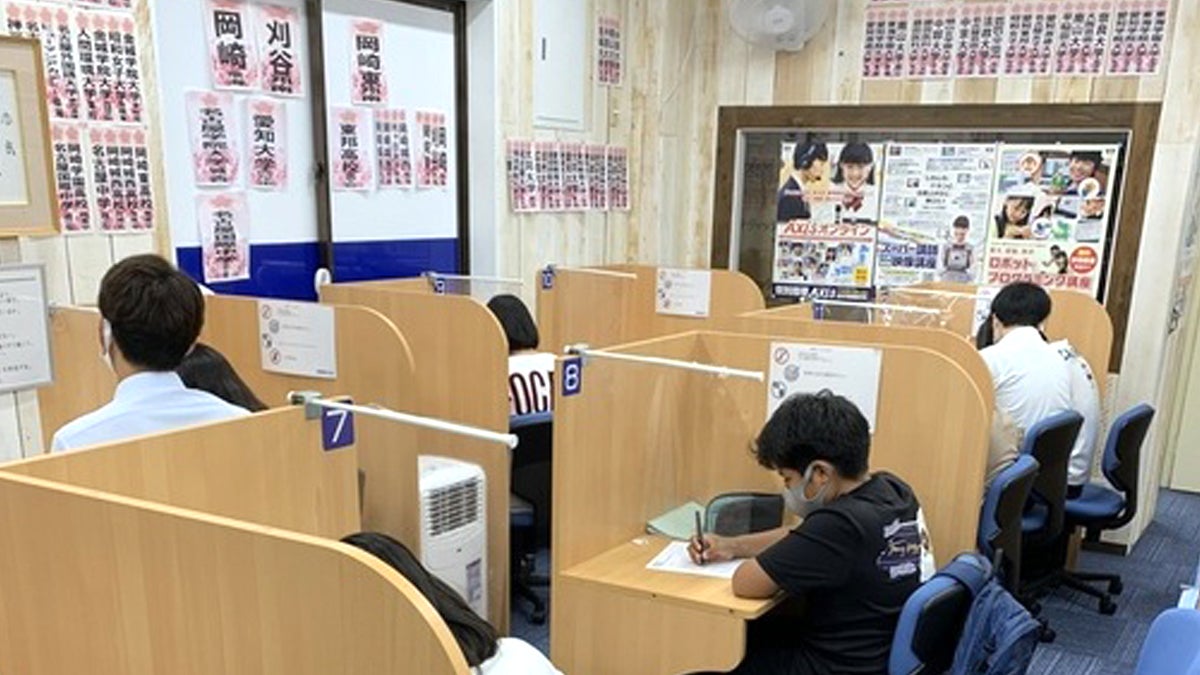 岡崎駅東校 「解説」⇔「演習」でわかるだけでなく、「自分で解く力」も身につけます。