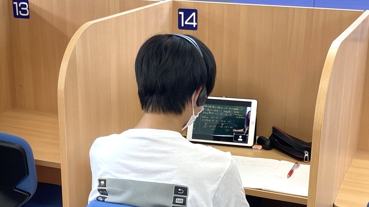 野並校 スーパー講師大学受験映像講座ブースでは基礎内容から難関大受験まで自分のペースで学習できます。