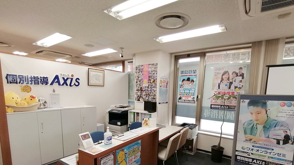 松山市駅校 いつもの先生が、ここで皆さんを明るく迎えします。「さあ、今日も頑張ろう！」