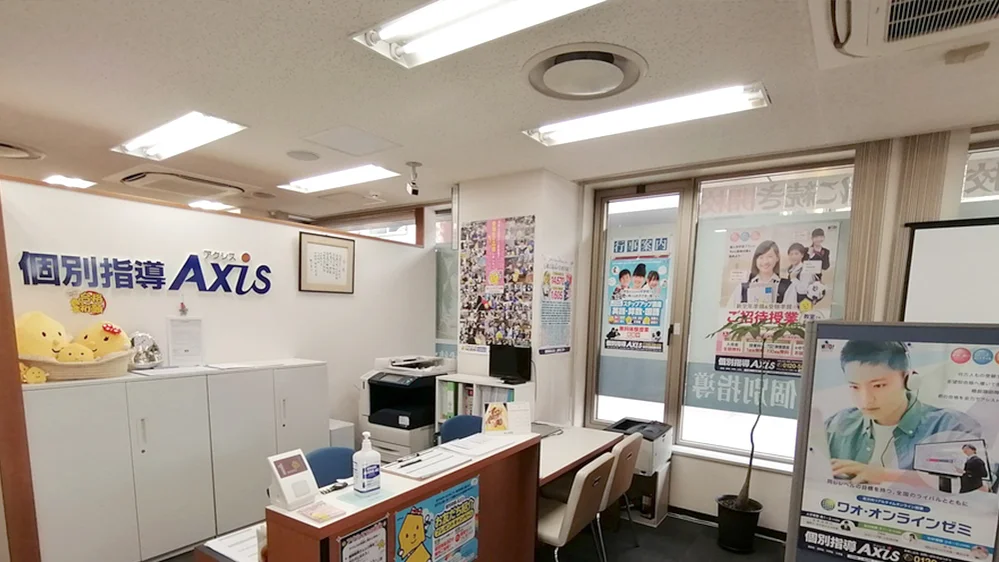 松山市駅校 いつもの先生が、ここで皆さんを明るく迎えします。「さあ、今日も頑張ろう！」