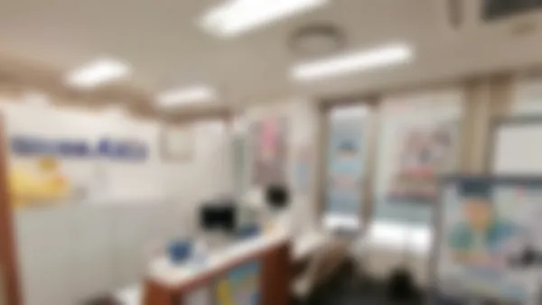 松山市駅校 いつもの先生が、ここで皆さんを明るく迎えします。「さあ、今日も頑張ろう!」