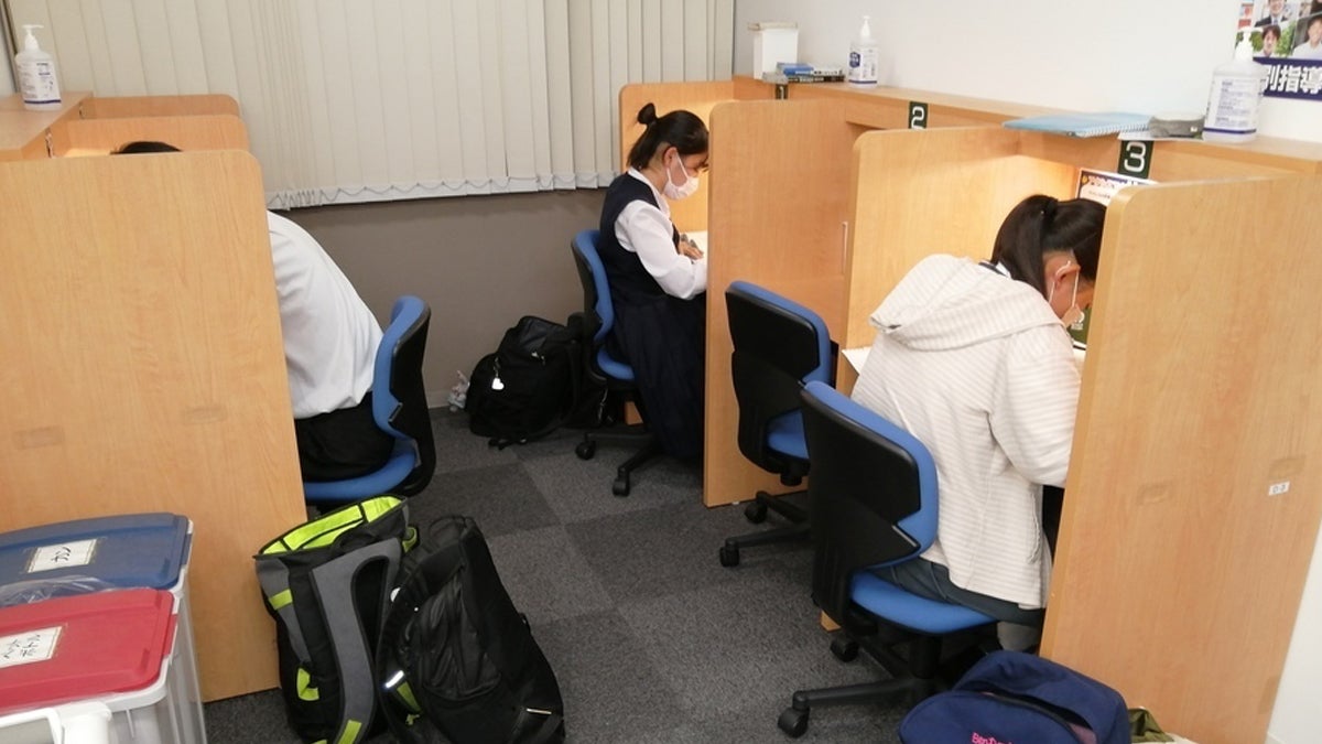 松山市駅校 成績アップと実力アップは、学習時間に比例します。授業日以外もここで学習を！