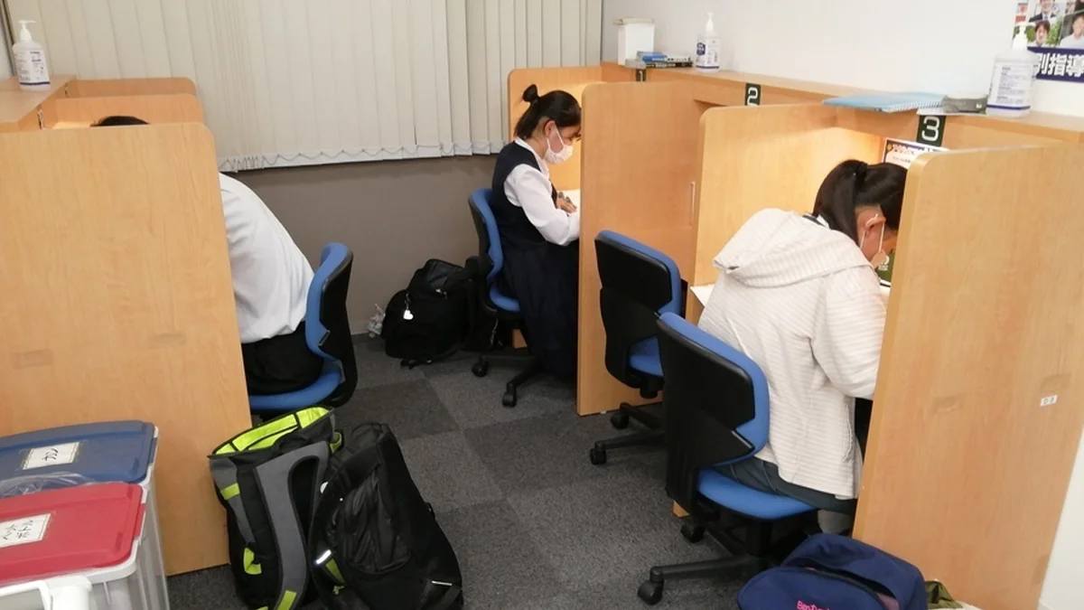 松山市駅校 成績アップと実力アップは、学習時間に比例します。授業日以外もここで学習を！