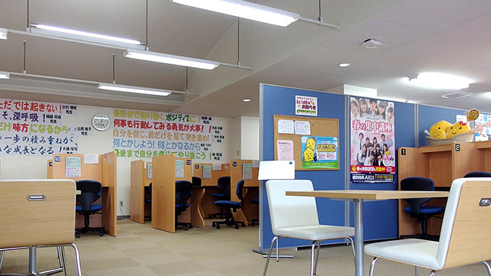 岐大前校 「岐大口」バス停すぐ！車でも自転車でも通塾に便利な立地です。