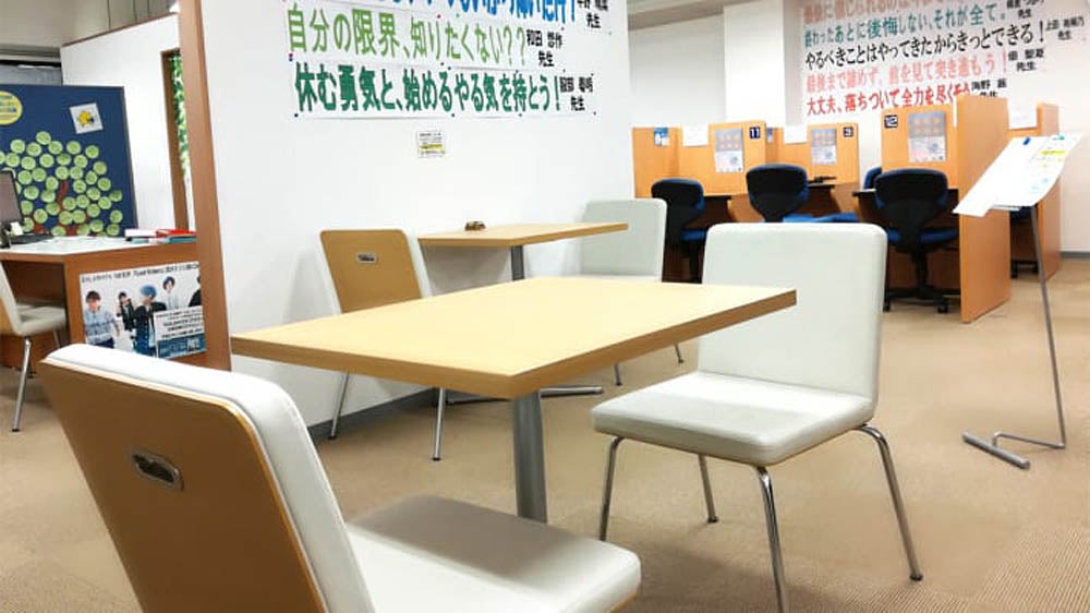 岐大前校 勉強の合い間に休憩できるフリースペース、フリードリンクコーナーがあります。