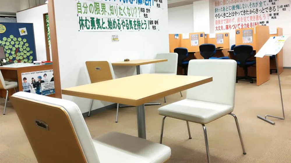 岐大前校 勉強の合い間に休憩できるフリースペース、フリードリンクコーナーがあります。