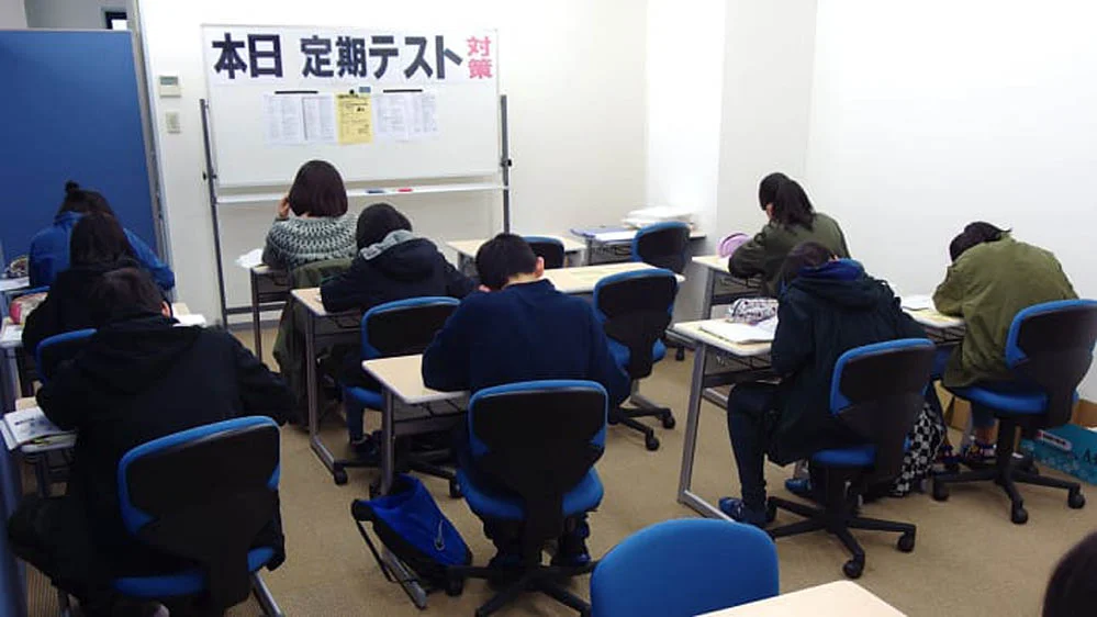 岐大前校 定期テスト前には対策勉強会を実施しています。