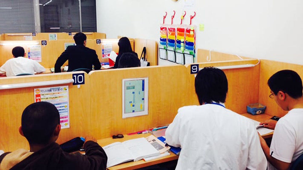 橘通校 個別指導　　指導者は、いつも隣にいます。