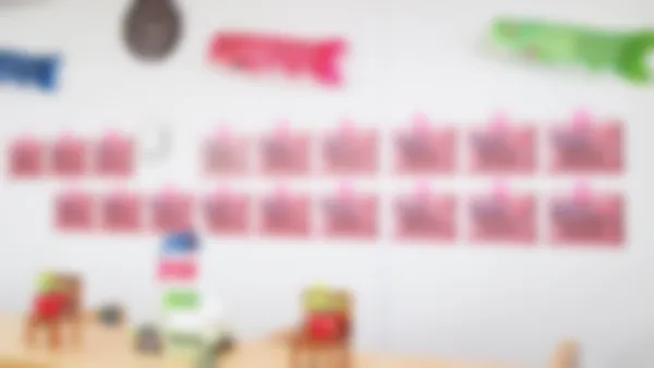 豊見城市役所前校 四季折々の掲示物も子ども達の情操を養うことに効果を発揮します。