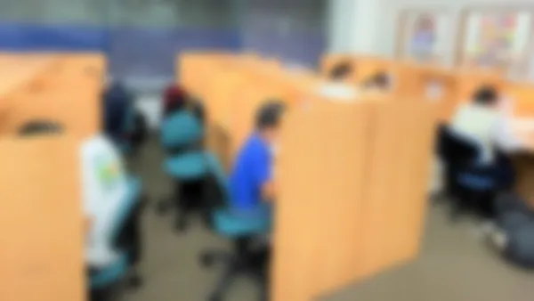 津島校 自習スペースには熱心な背中が並びます。