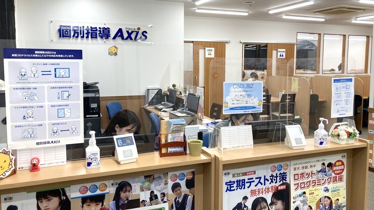 岡山校 受付ではいつも笑顔で皆さんをお待ちしています。