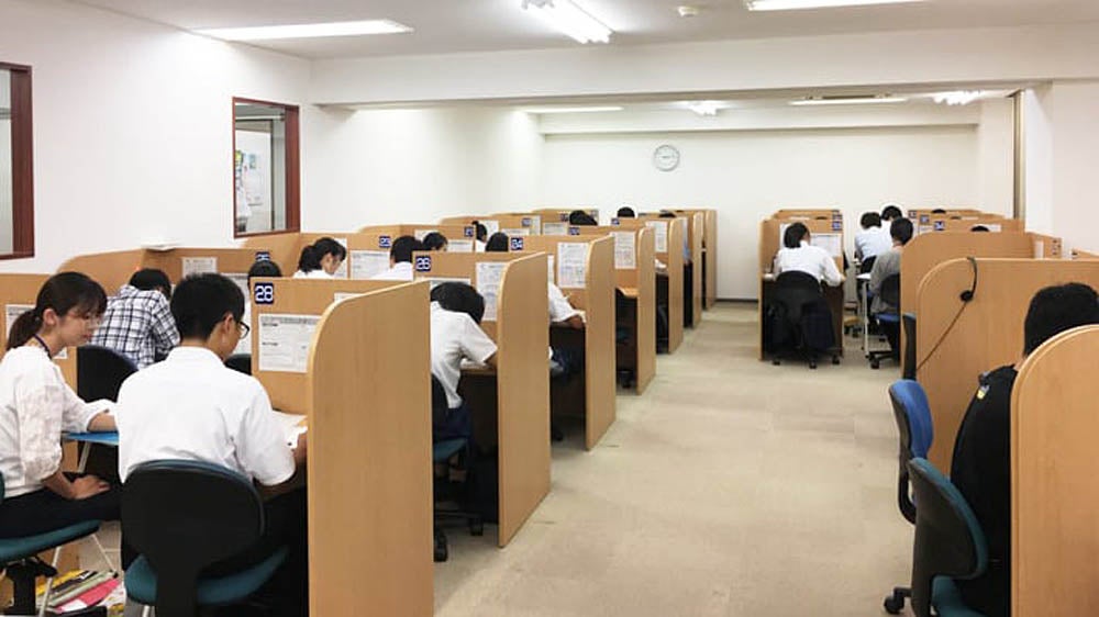 茶屋町駅前校 熱気に満ちた個別指導ブース