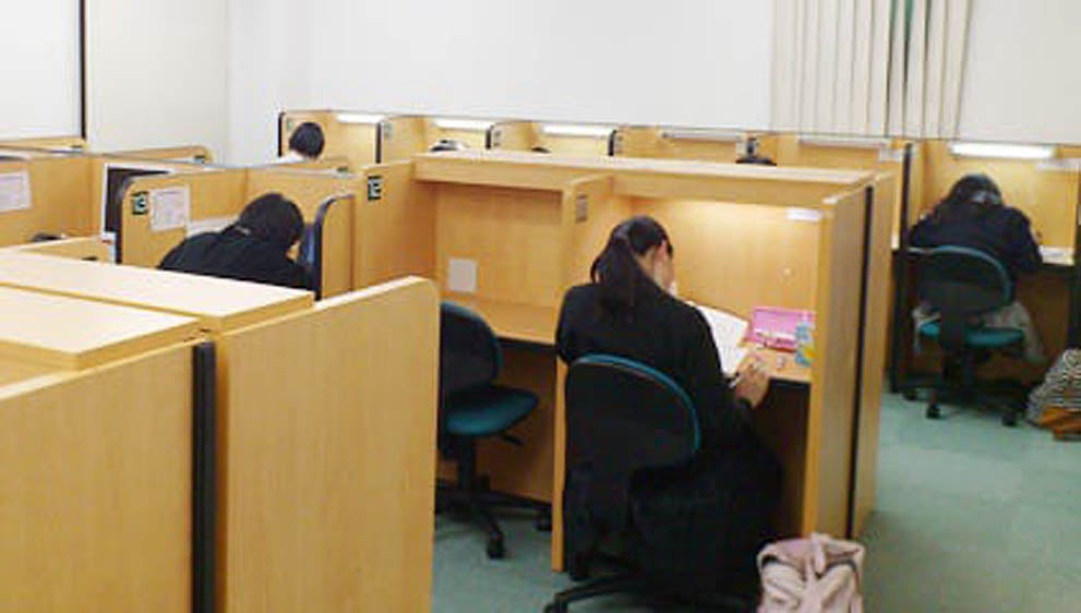 茶屋町駅前校 生徒に集中できると人気の自習ブースです。