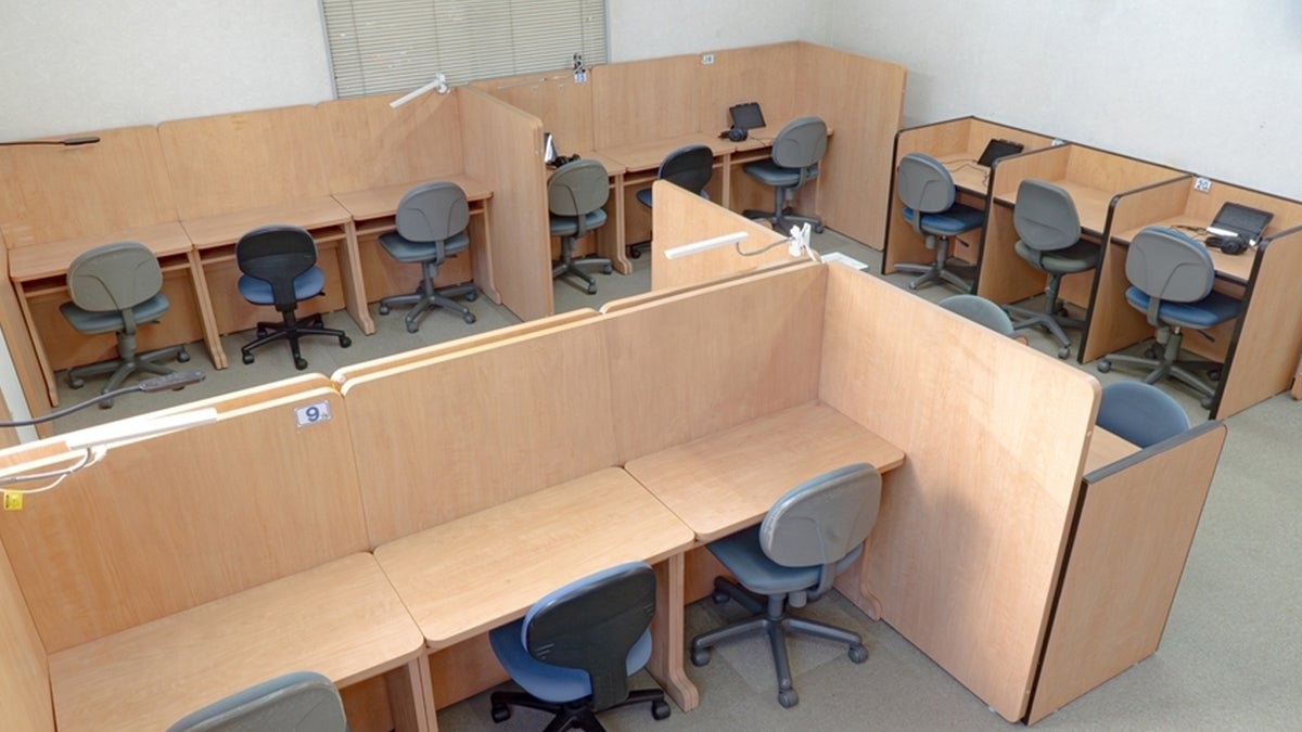 笹沖校 個別指導ブース。授業はいつも真剣勝負です。