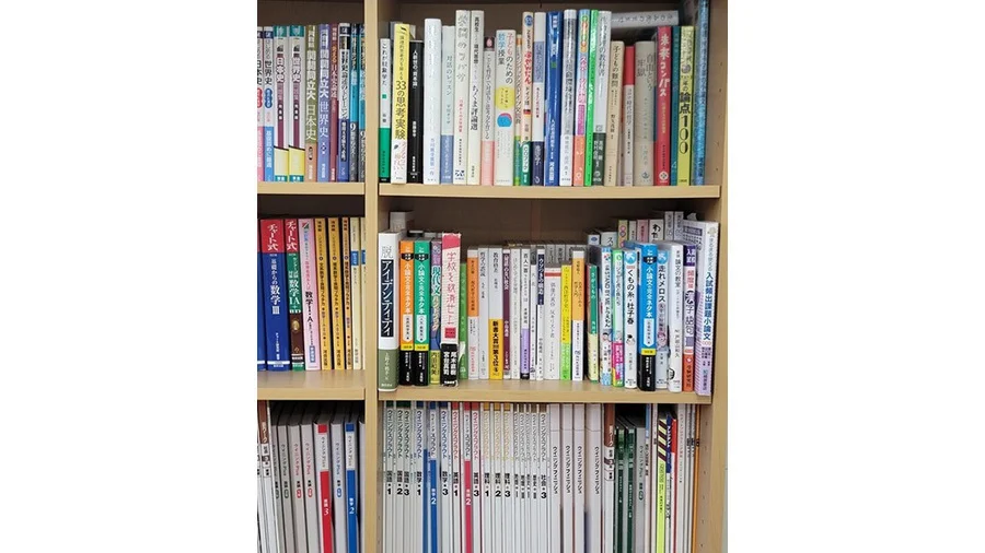 総社駅前校 本棚には見本のテキストだけではなく…？！