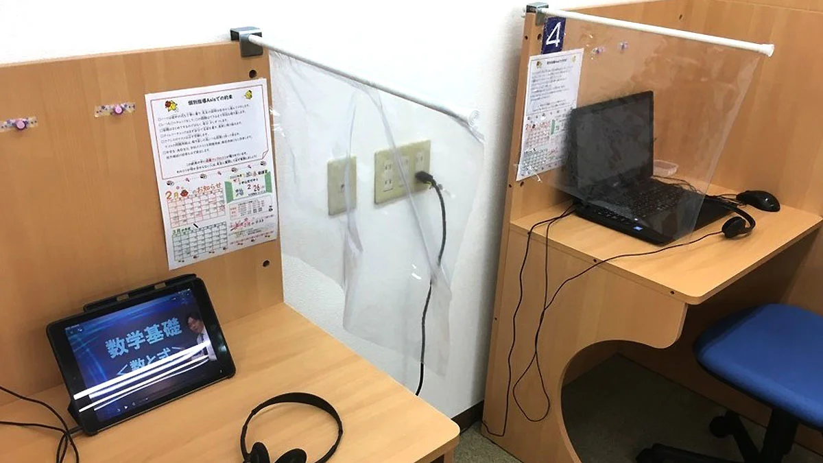 西阿知校 映像講座、オンライン用ブースでは基礎内容から難関大受験まで、プロの講師の分かりやすい授業を自分のペースで学習できます。