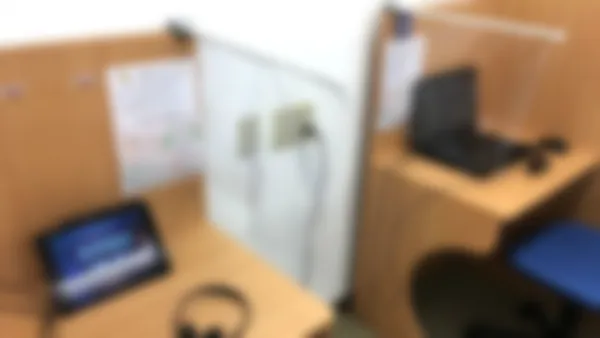 西阿知校 映像講座、オンライン用ブースでは基礎内容から難関大受験まで、プロの講師の分かりやすい授業を自分のペースで学習できます。