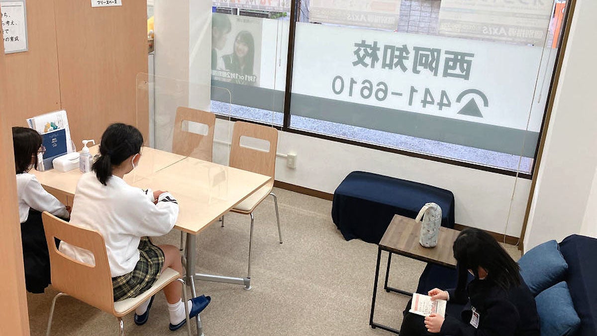 西阿知校 勉強の合い間に休憩できるフリースペースもあります！