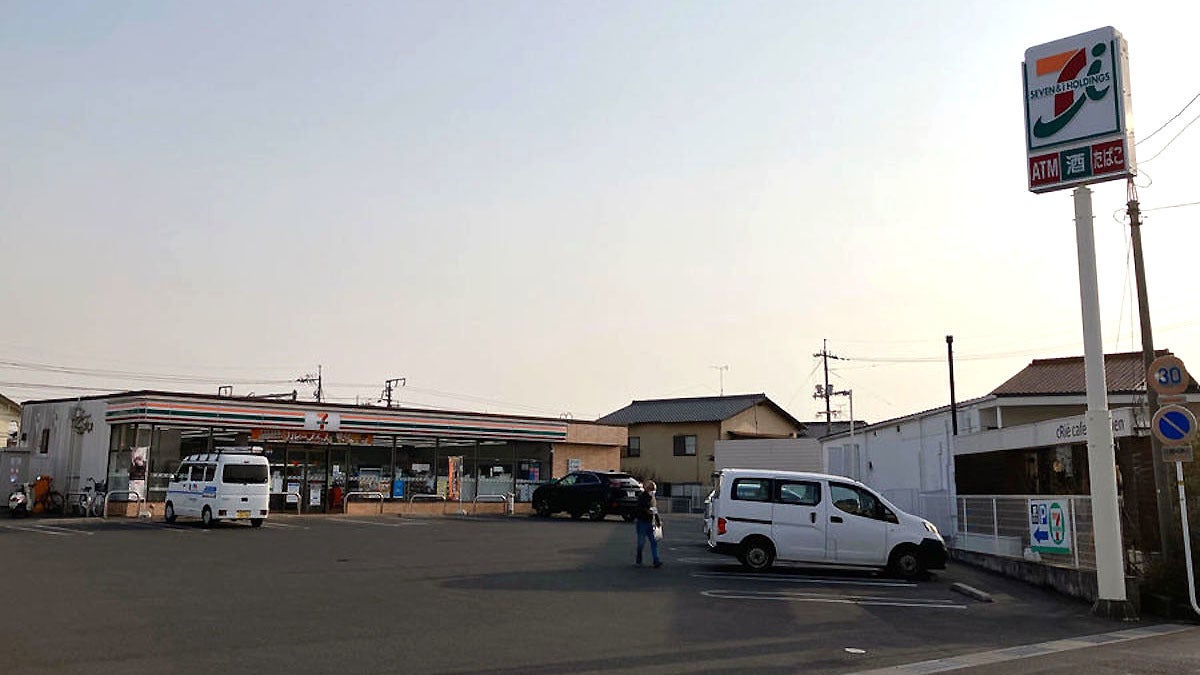 西阿知校 近くにはコンビニやドラッグストアもあって、とっても便利！