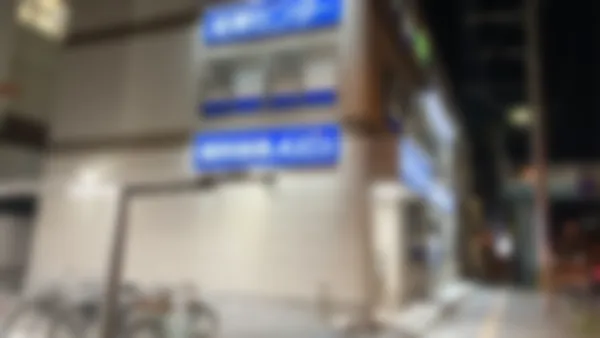 丸亀校 校舎は夜でも明るく人通りの多い場所にあります。