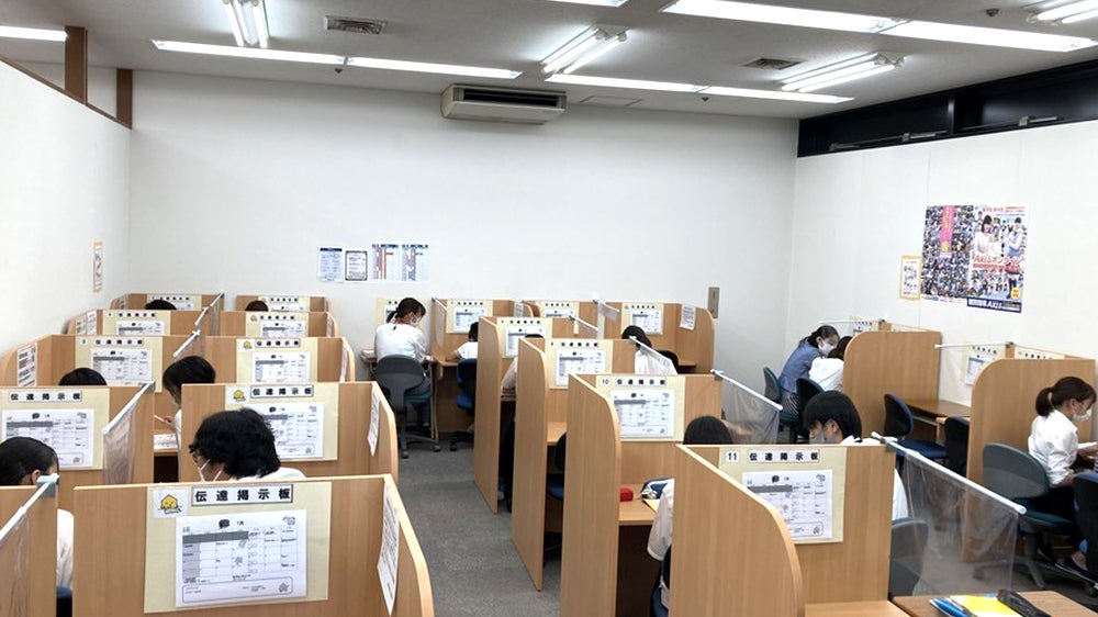 高松校 安心して授業できるよう、席同士の間隔を空け、飛沫感染防止用の透明ビニールシートを各ブースに設置しています。