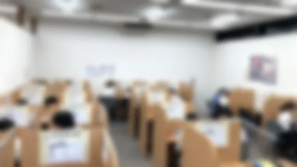 高松校 安心して授業できるよう、席同士の間隔を空け、飛沫感染防止用の透明ビニールシートを各ブースに設置しています。