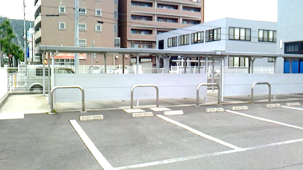 栗林校 駐車スペースと駐輪場