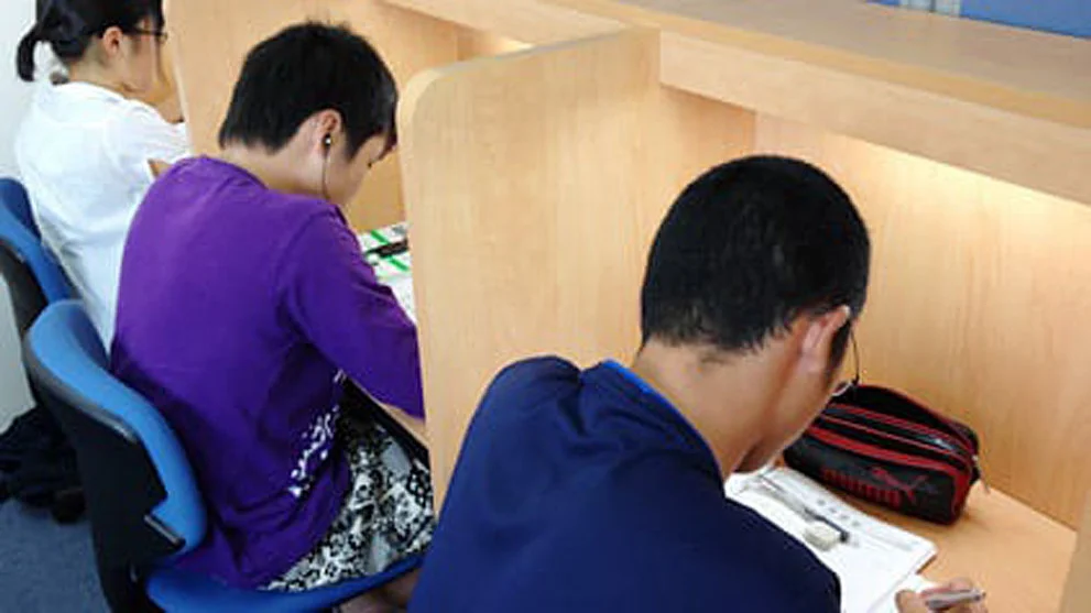 屋島東校 快適な自習ブースは第２の勉強部屋