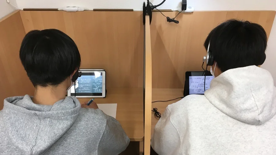 大野校 スーパー講師大学受験映像講座ブースでは基礎内容から難関大受験まで自分のペースで学習できます。