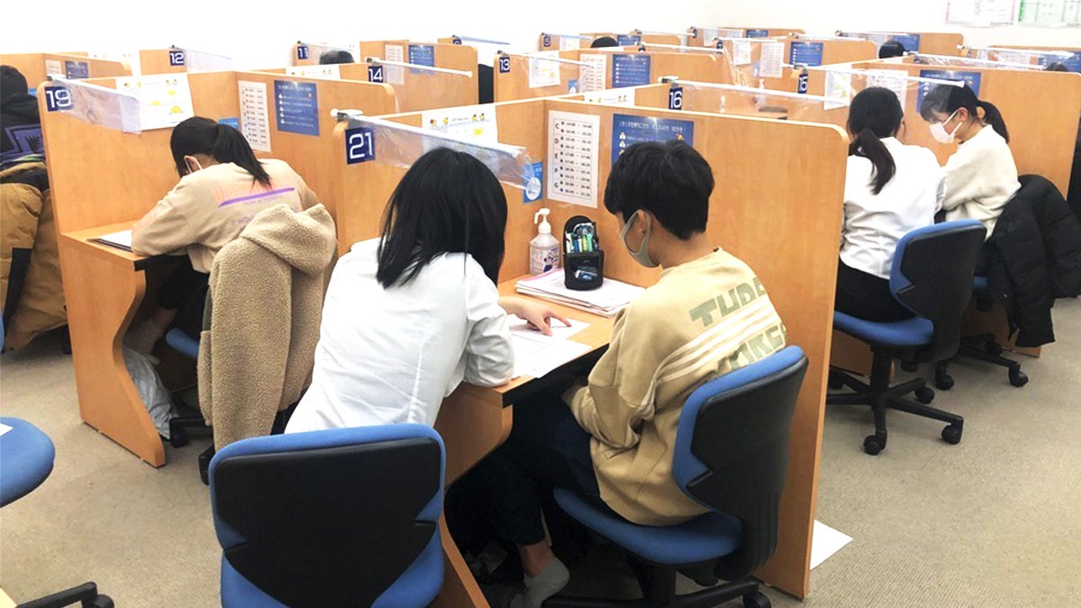 屋島校 「解説」⇔「演習」で『わかる』だけでなく、『自分で解く力』も身につけます。