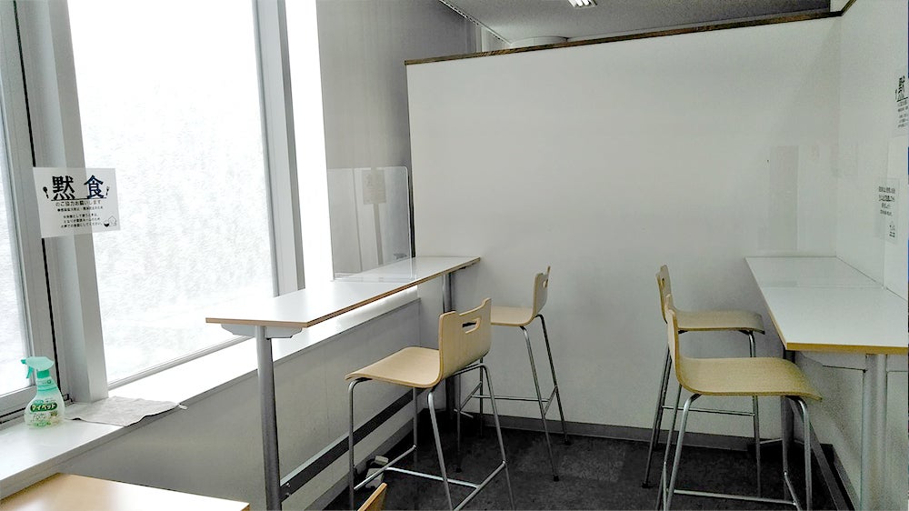 高崎校 授業や自習の合間の食事スペース