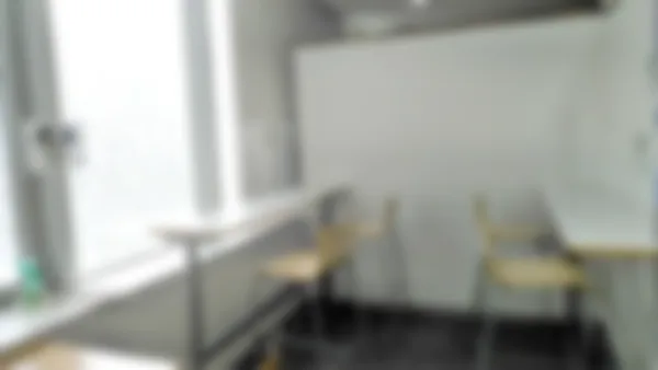 高崎校 授業や自習の合間の食事スペース