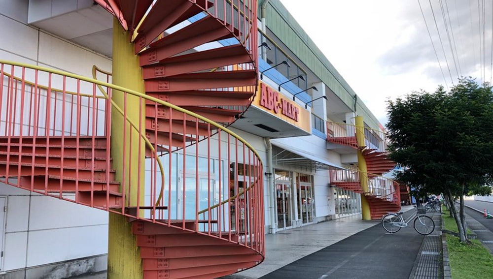 ガーデン前橋校 駐車場から見えるオレンジのらせん階段が目印！手前には駐輪スペースも！