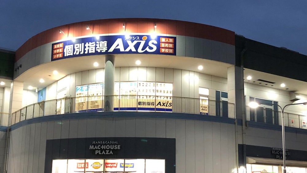 ガーデン前橋校 夜も明るくて目立ちます！らせん階段を下りたらすぐ駐車場！送迎も安心です。