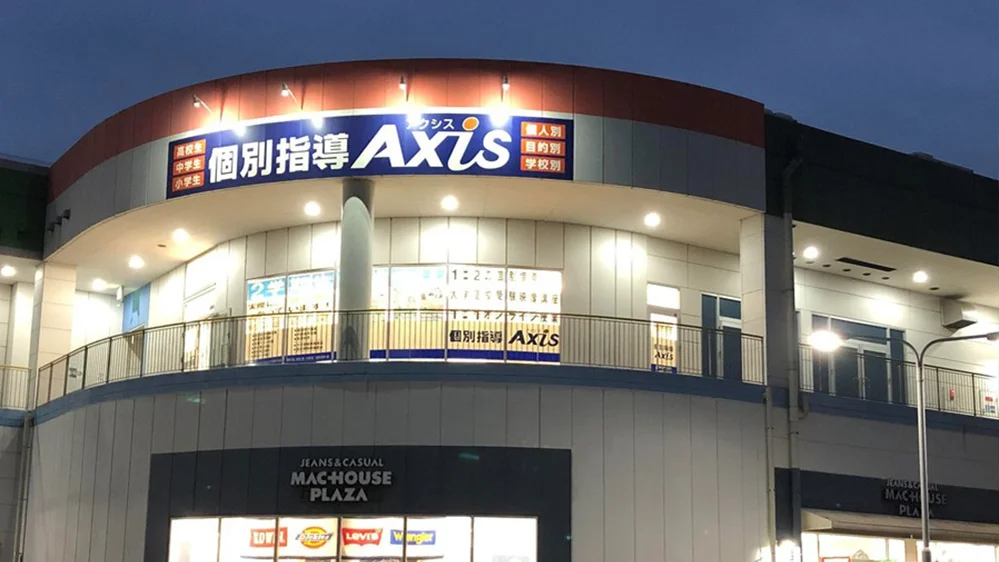 ガーデン前橋校 夜も明るくて目立ちます！らせん階段を下りたらすぐ駐車場！送迎も安心です。