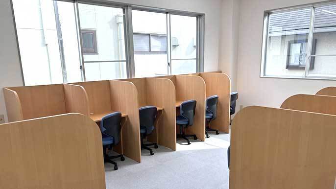 前橋朝倉校 月曜日から土曜日まで使用可能な快適な自習室を兼ね備えた滞在型の塾です。