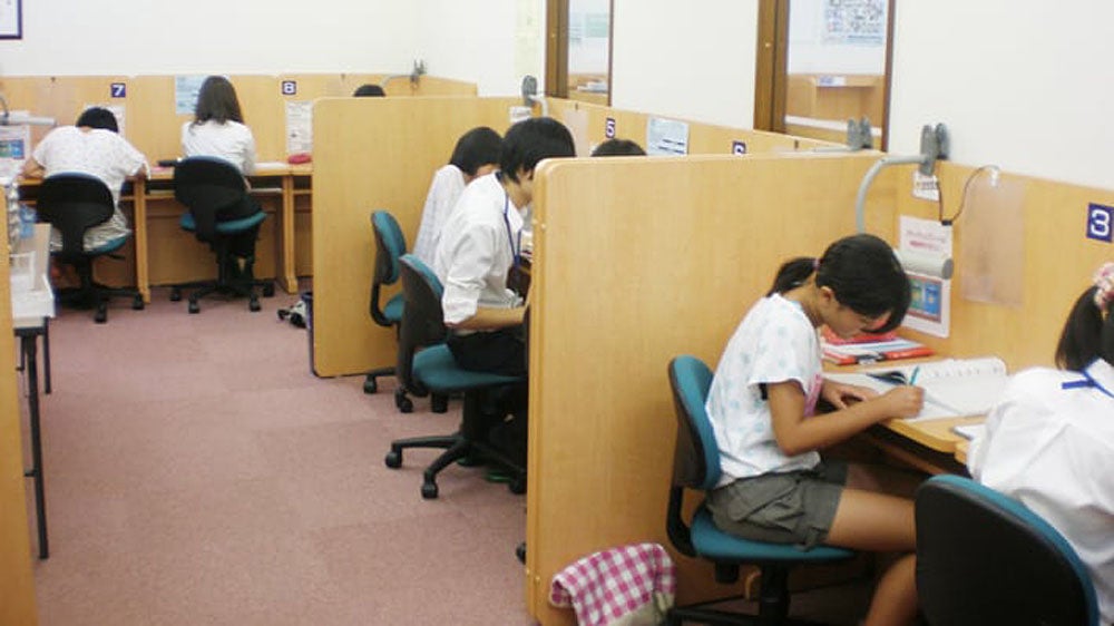 帯山校 個別指導では、明るく活気ある中にも真剣に取り組む姿勢があります。