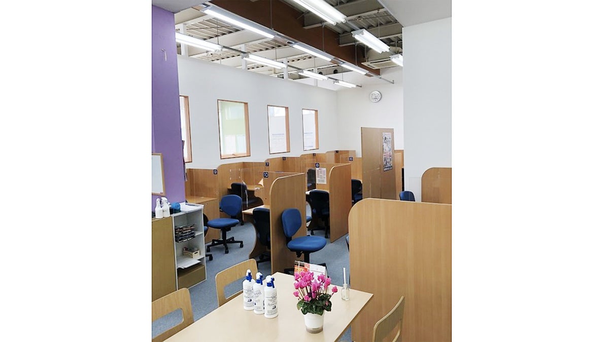 東町校 天井の高い校舎です♪安心して学習できる環境をご用意しました♪4つの専用換気窓を設置♪