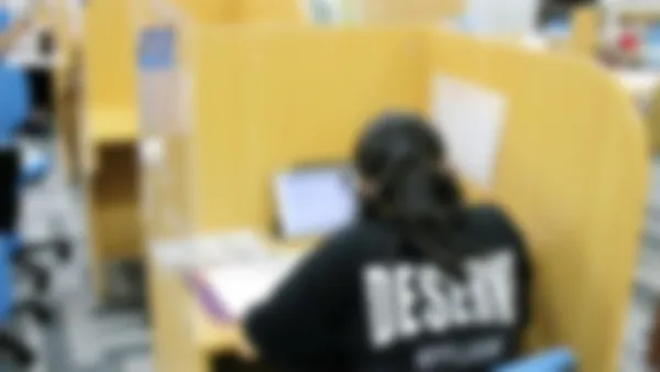 東町校 アクシスの授業はご自宅でも受けられます♪(写真は校舎内でオンライン個別指導を受けておられる生徒さんです)