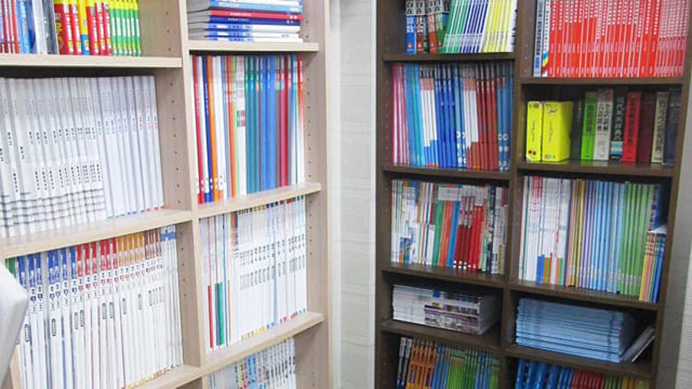 岩倉校 アクシスにはいろんな問題集や参考書がそろってます!
