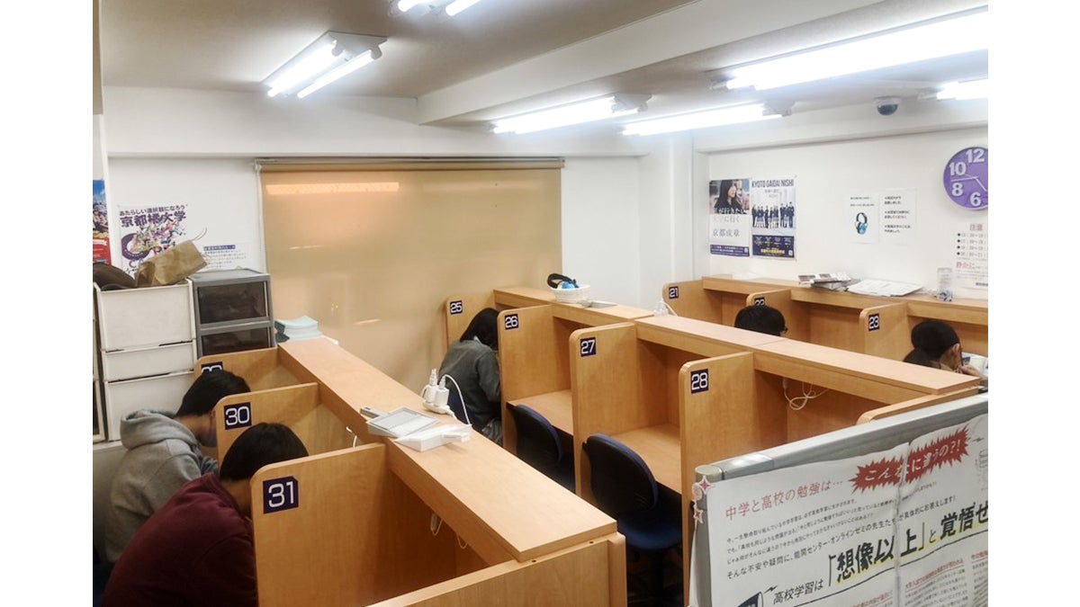 嵯峨校 自習室は個別ブースで集中出来る環境です。