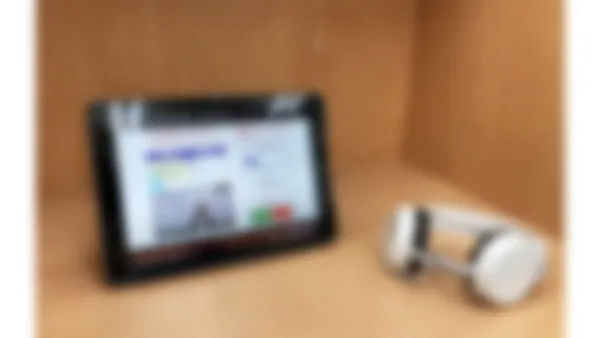 嵯峨校 映像講座で理解と定着を促します。