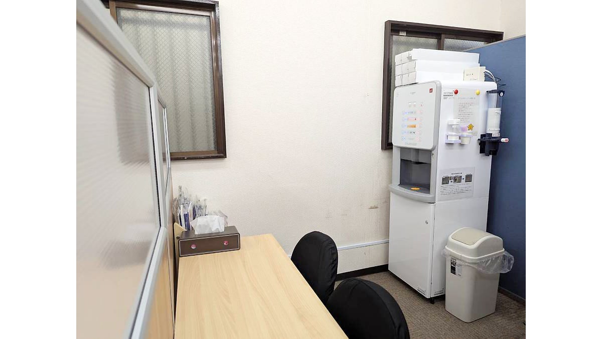 西京極校 フリードリンクと、ほっと一息つける休憩スペース