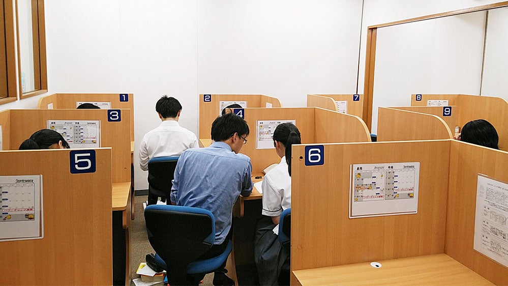 鹿児島中央駅前校 先生はいつも隣にいますので、何でも気軽に質問できます。