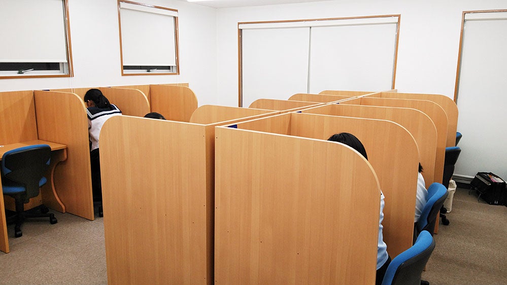 鹿児島中央駅前校 自習専用教室のため、集中して学習に取組めます。