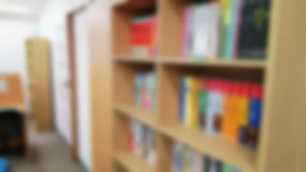 鹿児島中央駅前校 自習時にも使用できる教材がそろっています。