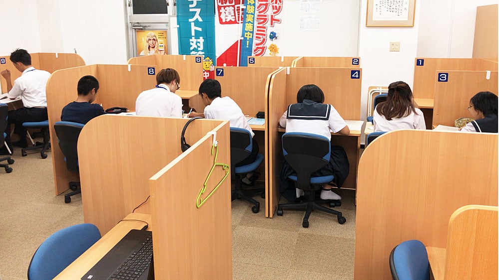 清水校 1対2(生徒2人に先生1人)や1対1（マンツーマン）の個別指導で、『分かるまで』