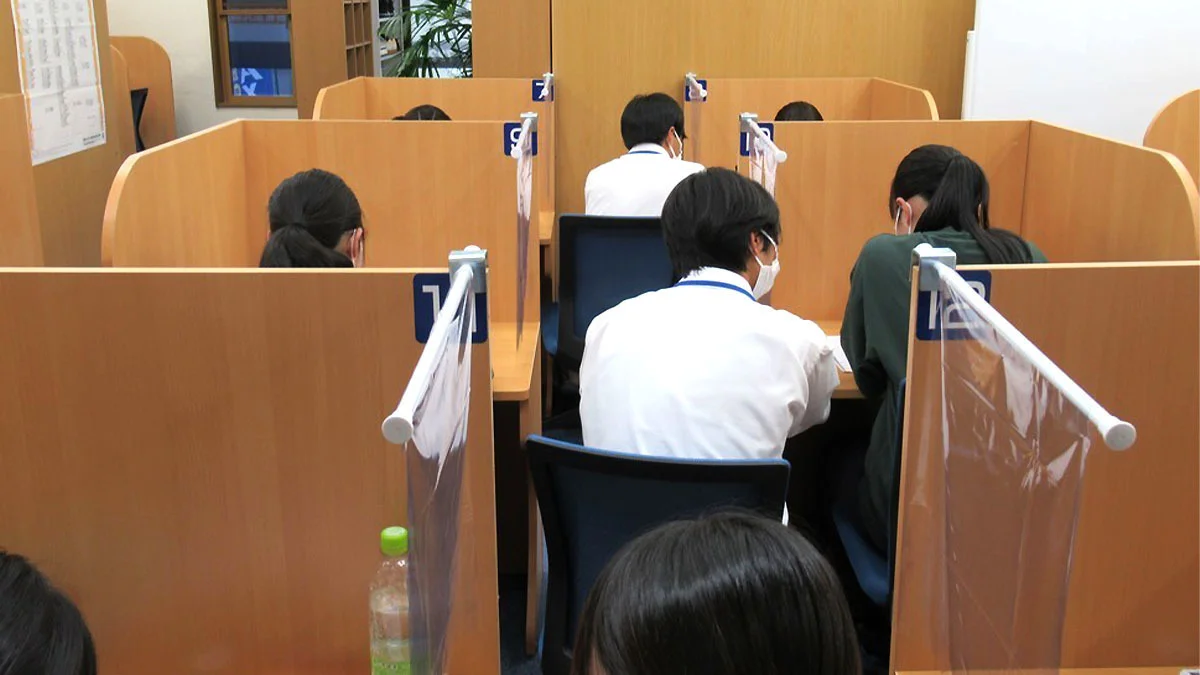 桜校 授業が始まると教室は活気に溢れます