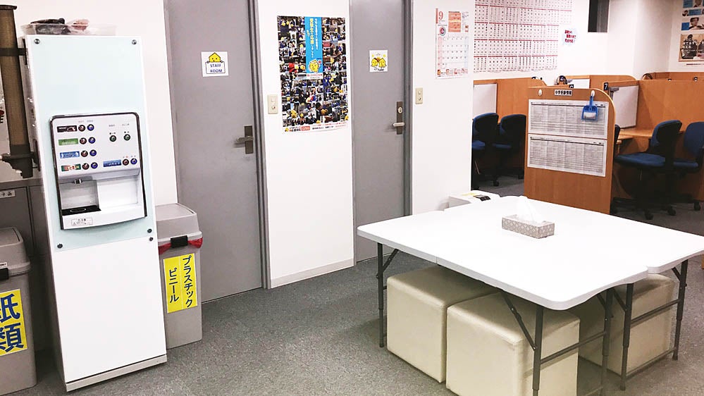 高津校 みんながいつでも自由に使えるフリードリンクサーバーも完備。